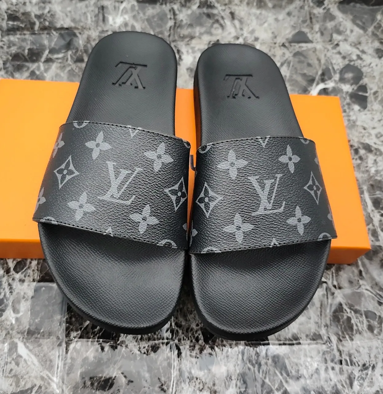 👟👟Ex-factory price 260👟👟 (available all year round), same style for men and women, size 35--48. Couple style🎗Louis Vuitton "LV" slippers, a much-anticipated one, so beautiful that it will melt your hearts❤! It is simply a masterpiece of extraordinary craftsmanship. It is a must-have for everyone. It is made by open mold. It feels Q-bounce and super soft on the feet. It is super delicate on the feet. It is an exclusive model. There are many layouts, so there is always one you like🎉🎉
